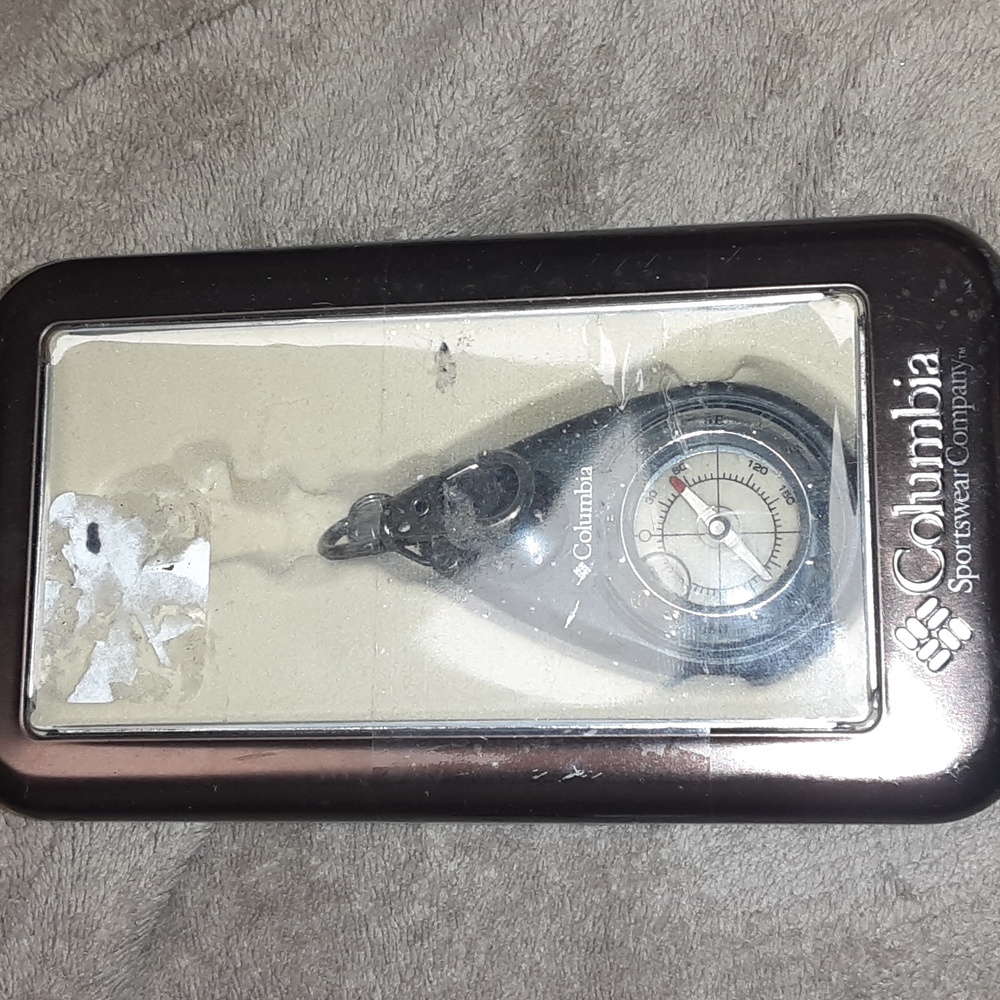 COLUMBIA SPORTSWEAR COMPANY COMPASS KEYCHAIN CHARM NRMINT CONDITION